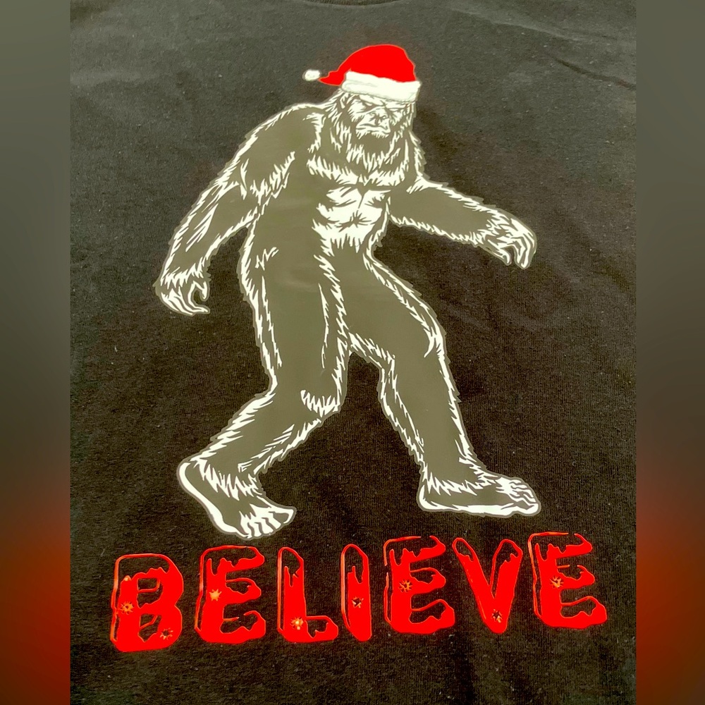 Believe Big Foot Christmas Sasquatch X-Mas Santa Hat Black Tee